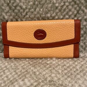 Dooney and Bourke W08 Slim Zip Clutch in Palomino 💛